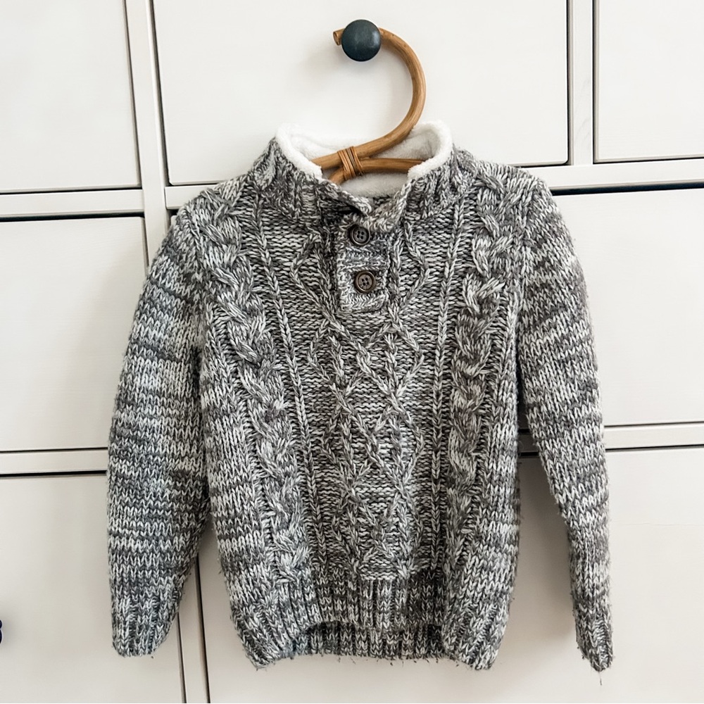 Gray Cable Knit Sweater with Crew Neck and Chunky Texture